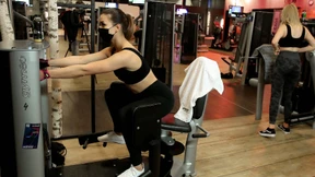 Lange Schlange um Mitternacht vor Kölner Fitnessstudio