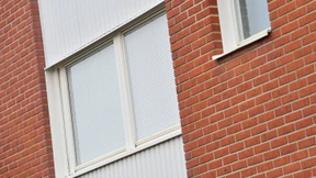 Mutter hielt drei Töchter zu Hause fest