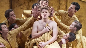 Eine Zauberin steht ihren Mann