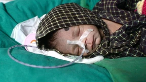 Familie findet lebendig begrabenes Baby in Indien durch Zufall