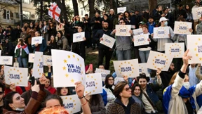 Georgisches Parlament erfüllt Forderungen der Demonstranten