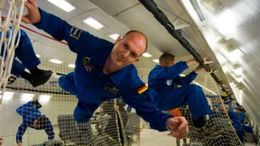 Er fliegt durch dieses Jahr