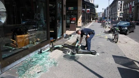 Auto fährt über Gehweg gegen Gebäude in Berlin-Mitte