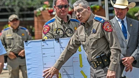 19 Polizisten warteten vor dem Klassenzimmer