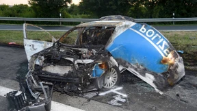 Laster prallt auf Streifenwagen