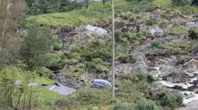 Hundert Meter Straße brechen mitten im Verkehr nahe Göteborg weg