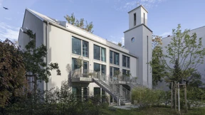 Zwei Zimmer, Kirche, Bad