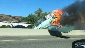 Militärflugzeug geht in Flammen auf