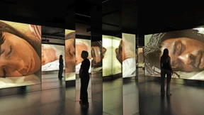 Nicht nackt und nicht brutal