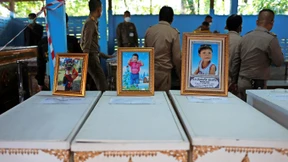 Zum Abschied weiße Rosen und Spielzeuge