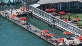 Oben ohne, ganz entspannt