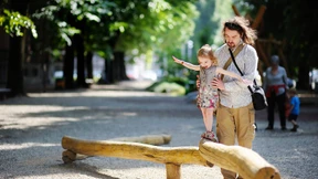 Mindestens vier Monate Elternzeit für Väter  