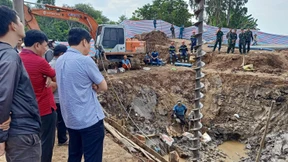 Toter Junge weiter in tiefem Betonrohr