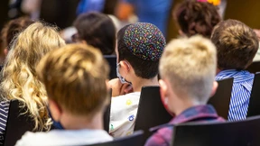 Eröffnung mit Maske und Mesusa