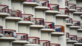 Vom Balkon fallen, wo andere Urlaub machen