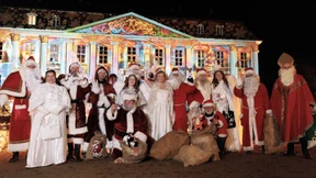 Treffen sich 50 Weihnachtsmänner...