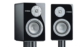 Boxen stelzen mit Uhr auf Rädern über Schienen