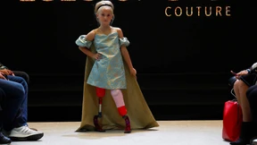 Beinamputiertes Mädchen auf dem Pariser Catwalk