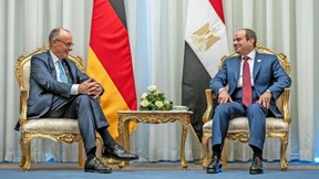 Und dann erklärt Merz im Stuhlkreis, wann es richtig losgeht