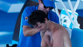 Daumen hoch nach der Schulter-Operation