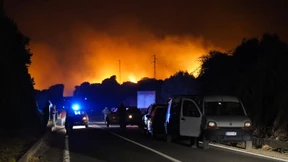 Einheimische und Touristen bringen sich in Sicherheit