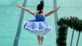 Kommt ein Dirndl geflogen