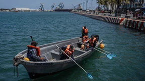 2000 Einsatzkräfte kämpfen gegen Ölpest