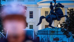 Demonstranten wollen Präsidenten-Statue stürzen
