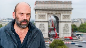 Christos Neffe verpackt den Triumphbogen