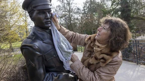 Die Frau, die Elvis glänzen lässt