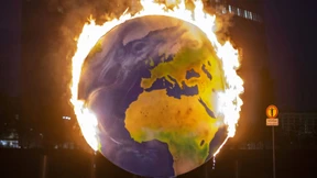 Brennender Globus vor der EZB-Zentrale