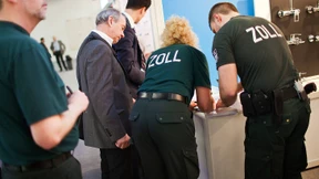 Zoll stoppt Produktfälscher auf Sanitärmesse ISH