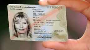 Mann erhitzt Personalausweis in Mikrowelle