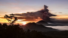 Vulkan auf Bali stößt mehrere Kilometer hohe Rauchsäule aus