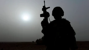 Es geht der Held aus der Welt . . .