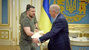 Zum Wahllokal gehen, während die Drohnen fliegen?