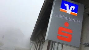 Volkssparkasse, Krisenzeichen, Heldenausgang