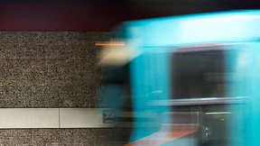 Frau wird von U-Bahn erfasst und stirbt