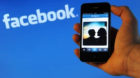 Teenager wegen Kussbildes auf Facebook hinter Gittern 