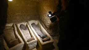 Mumie wird im Live-Fernsehen ausgegraben