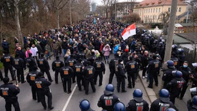 Verletzte Polizisten und ein Angriff auf ein TV-Team bei Corona-Protesten