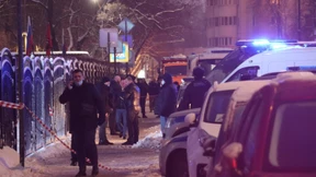 Maskengegner erschießt zwei Personen