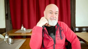 Der Busfahrer hat die Jacke auf immer ausgezogen