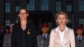 Beraterscharen bringen von der Leyen in die Bredouille