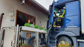 Fahrer steuert Lastwagen in Vorgarten und verletzt sich