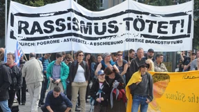 Zahlreiche Menschen erinnern an Ausschreitungen