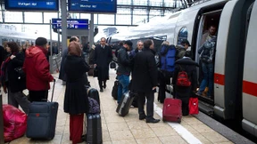 Mann attackiert Zugbegleiter mit Messer