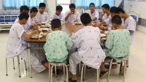 Fußballmannschaft wird früher aus Krankenhaus entlassen