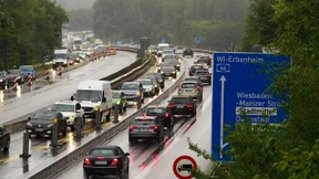 Zwei Männer liefern sich illegales Rennen mit Tempo 300