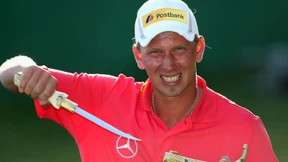 Dolch zwischen den Zähnen